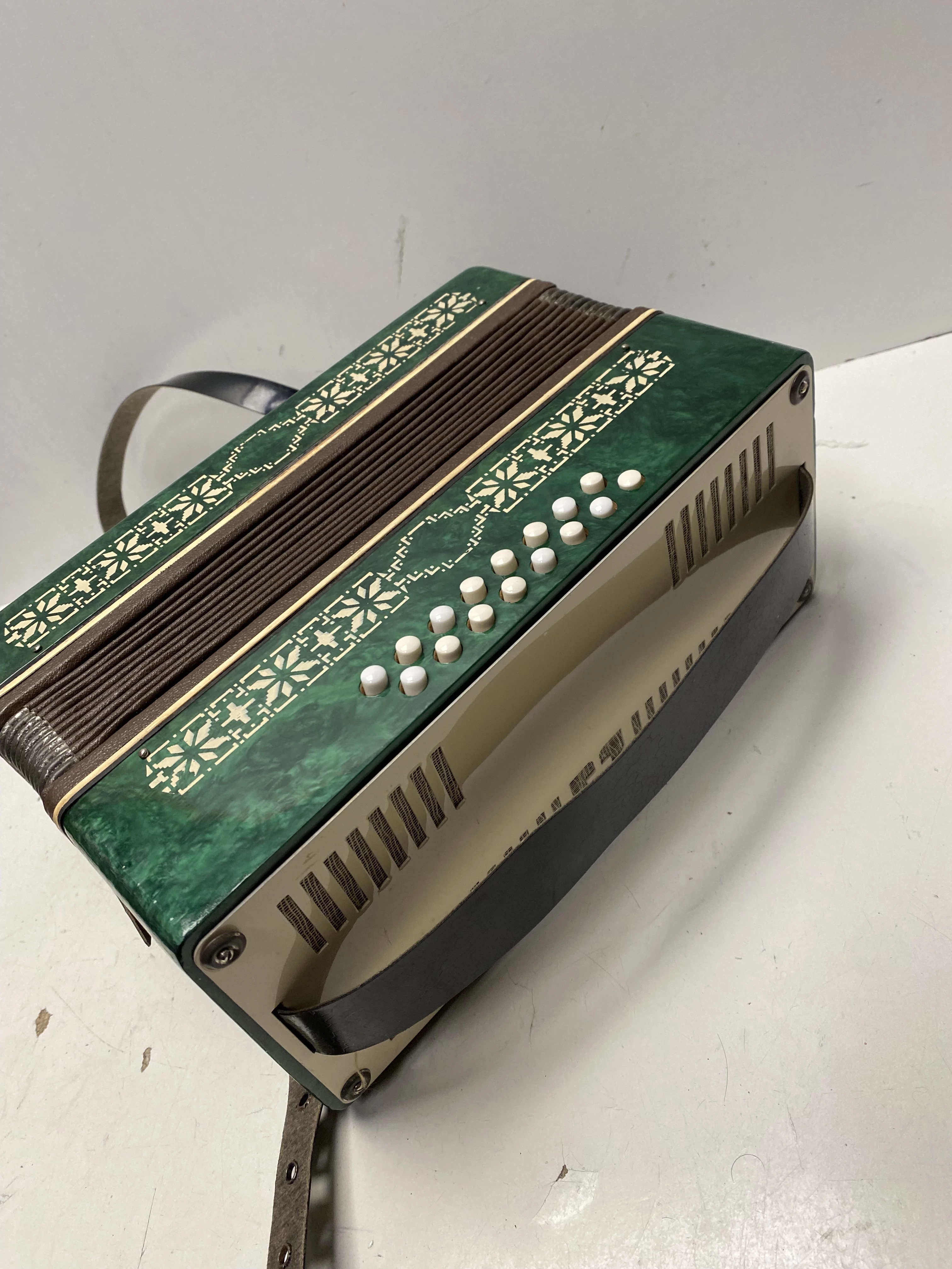 stary-radziecki-akordeon-razno-manbiw-16b-kolor-249512-1647413