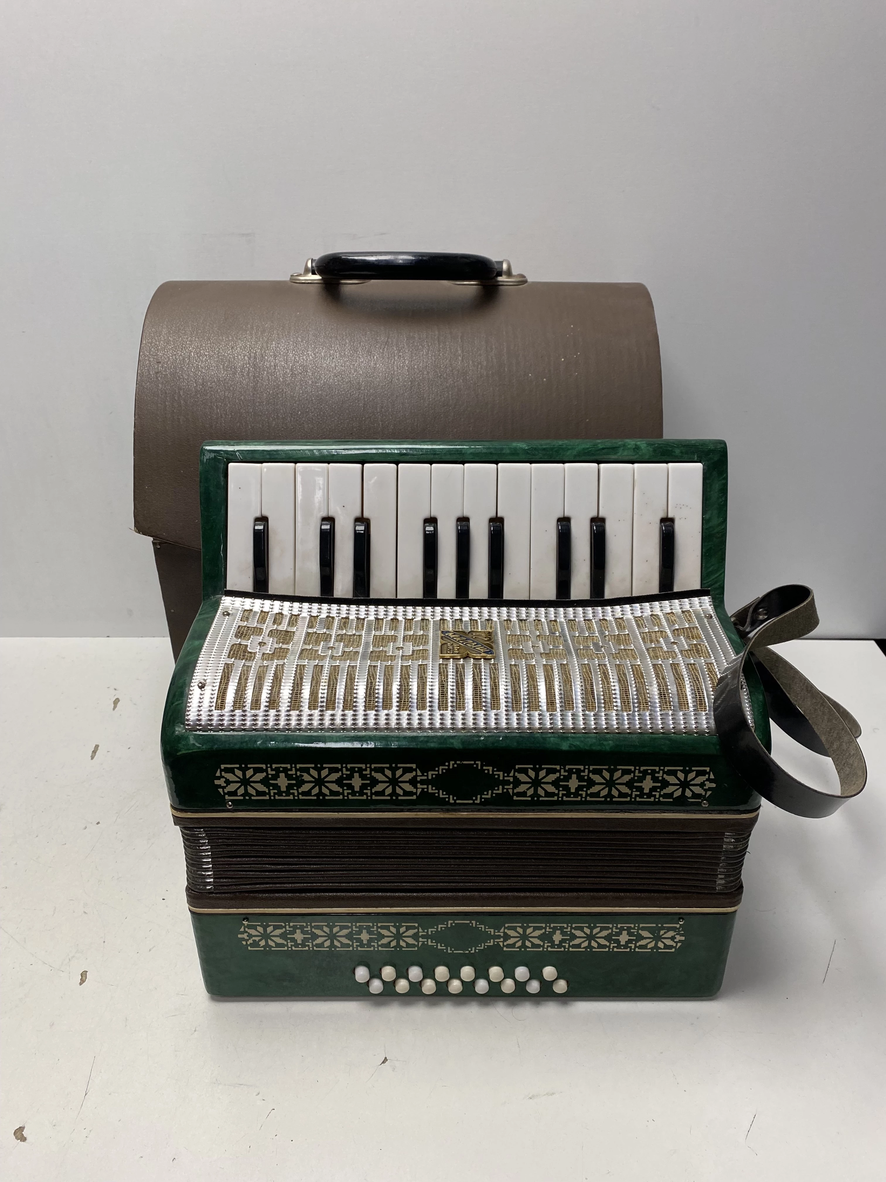 stary-radziecki-akordeon-razno-manbiw-16b-osiedle-teatralne-3u15-krakow