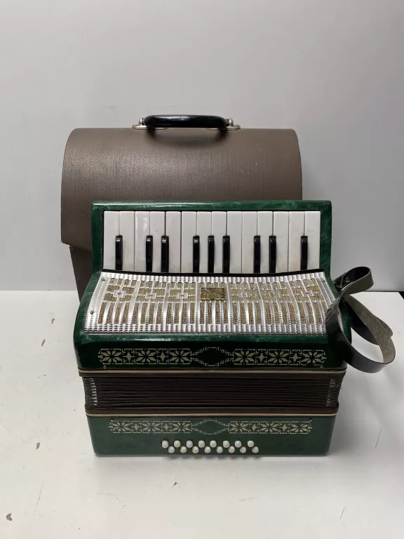 stary-radziecki-akordeon-razno-manbiw-16b-osiedle-teatralne-3u15-krakow