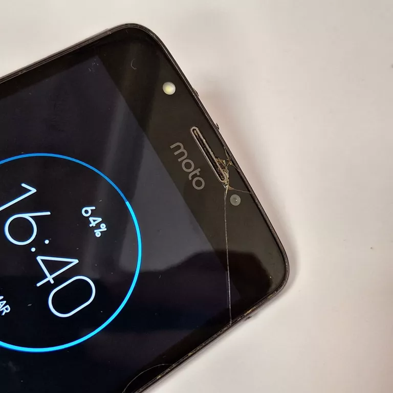 TELEFON MOTOROLA MOTO E4 PĘKNIĘCIE