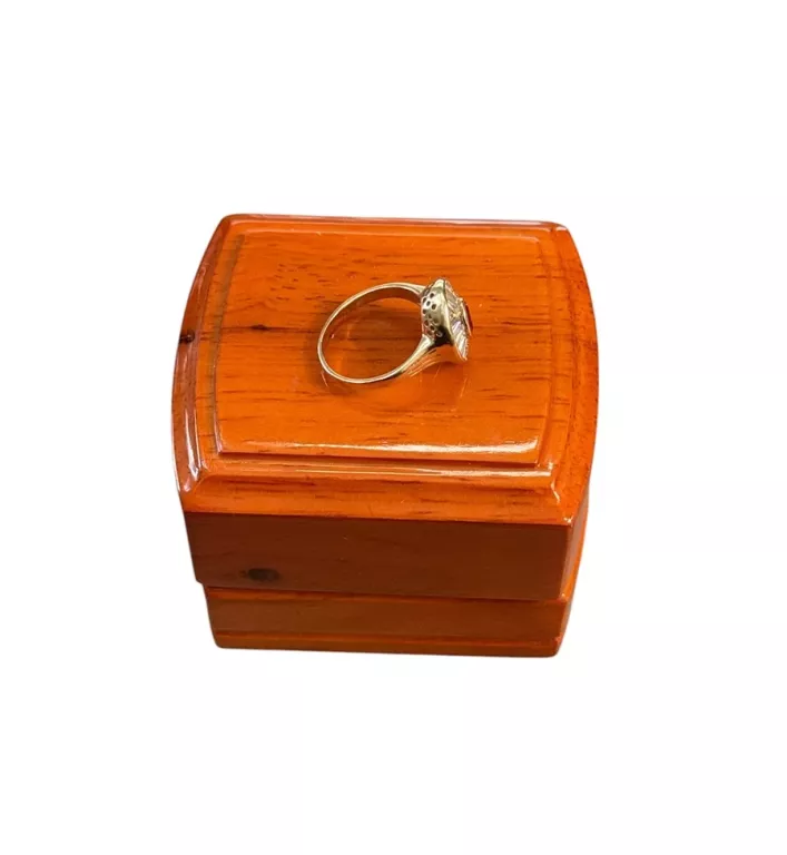 piekny-zloty-pierscionek-material-15835-2