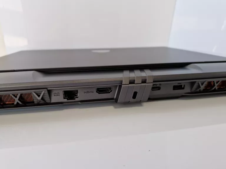 MSI VECTOR 16 HX A14V I9-14900HX RTX4080 32GB 1TB SSD GWAR 240HZ IPS W11