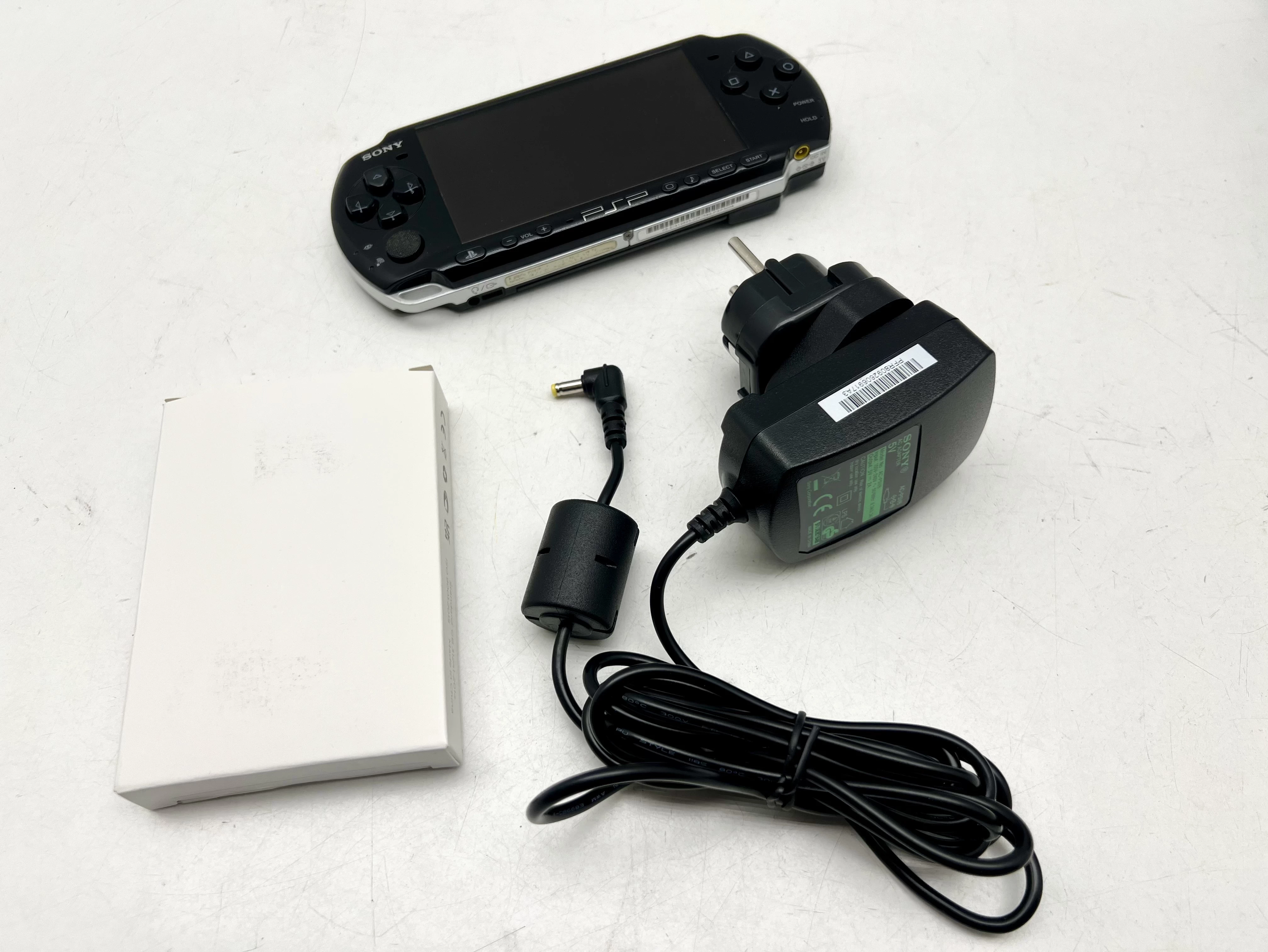 konsola-psp-3004-z-oryginalnym-zasilaczem-oraz-nowa-bateria-model-3004