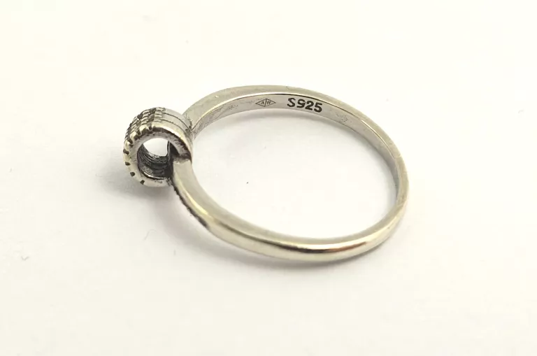 SREBRNY PIERŚCIONEK Z CYRKONIAMI "TUNEL" 925 R.19 2,45G