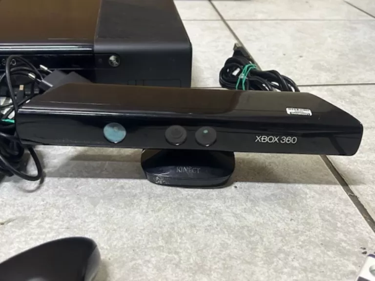 KONSOLA XBOX 360E 500G+PAD+KINECT