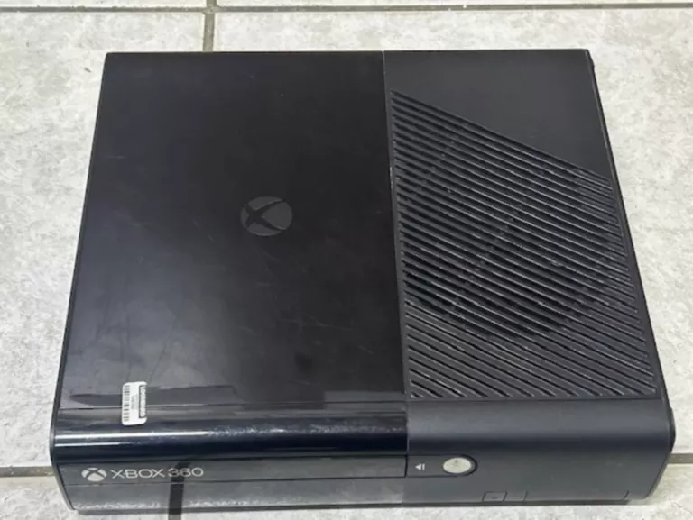 KONSOLA XBOX 360E 500G+PAD+KINECT