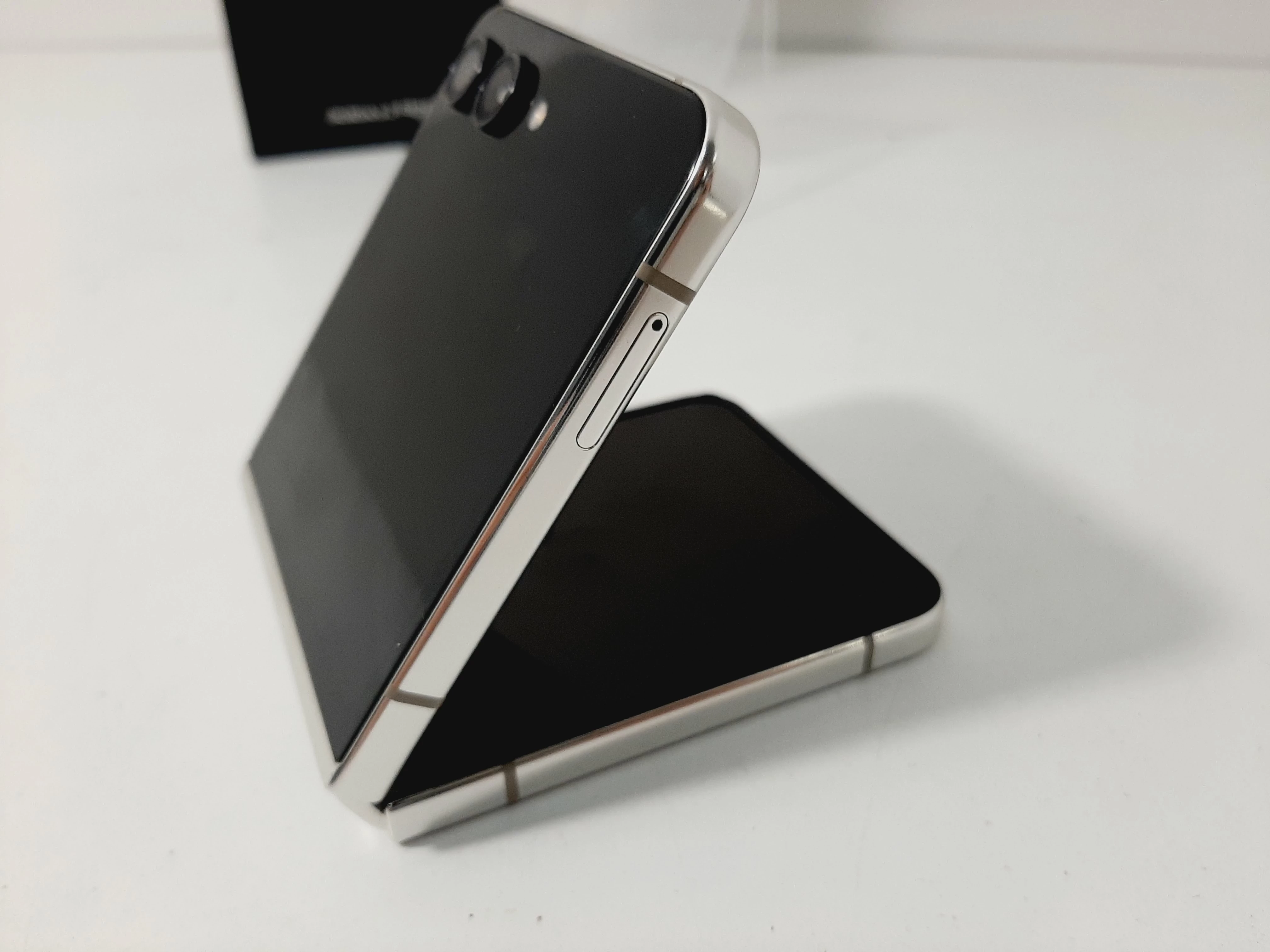 telefon-samsung-galaxy-z-flip-5-fv-220823-wbudowana-pamiec-202869-214185