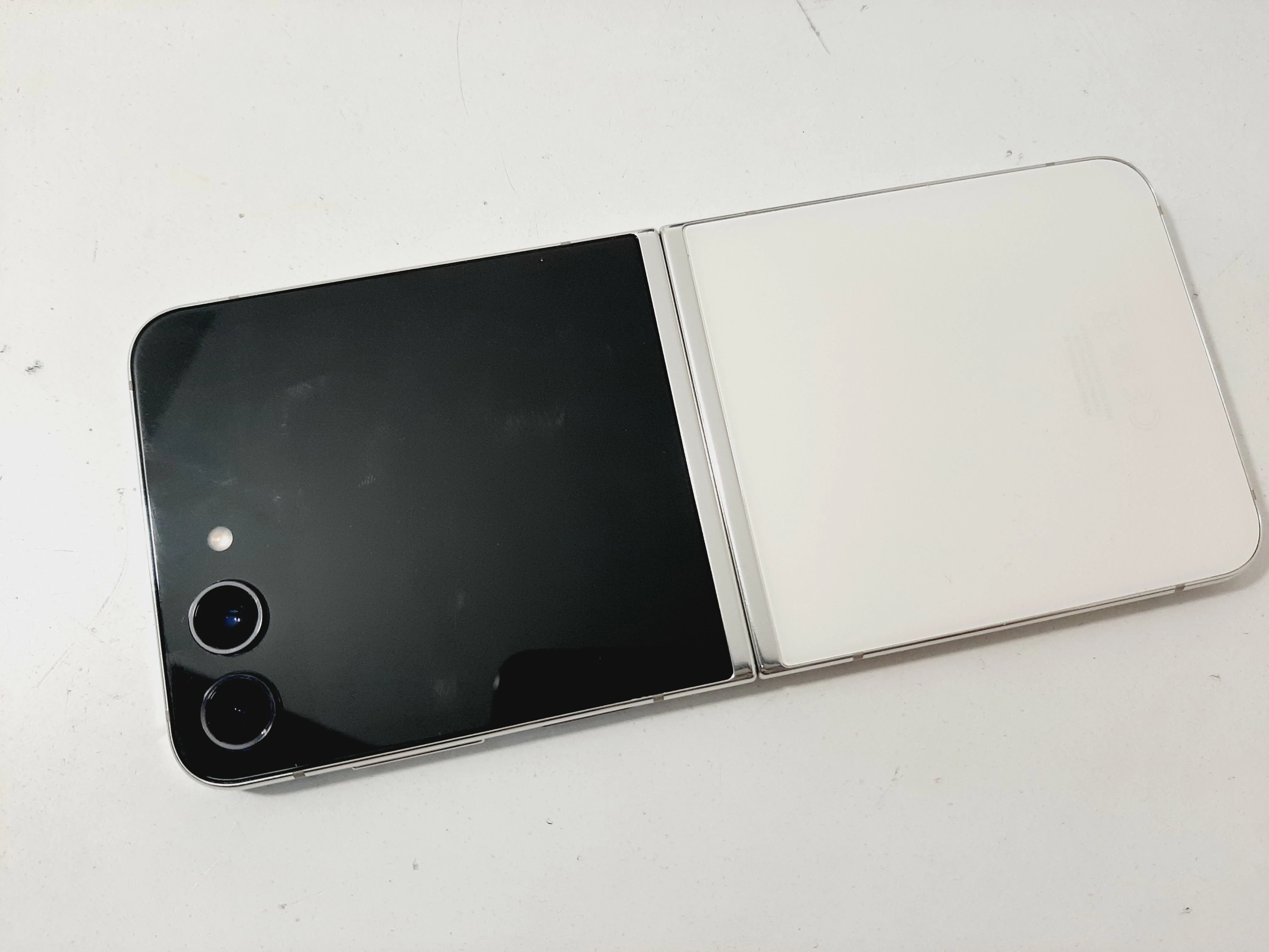 telefon-samsung-galaxy-z-flip-5-fv-220823-przekatna-ekranu-670