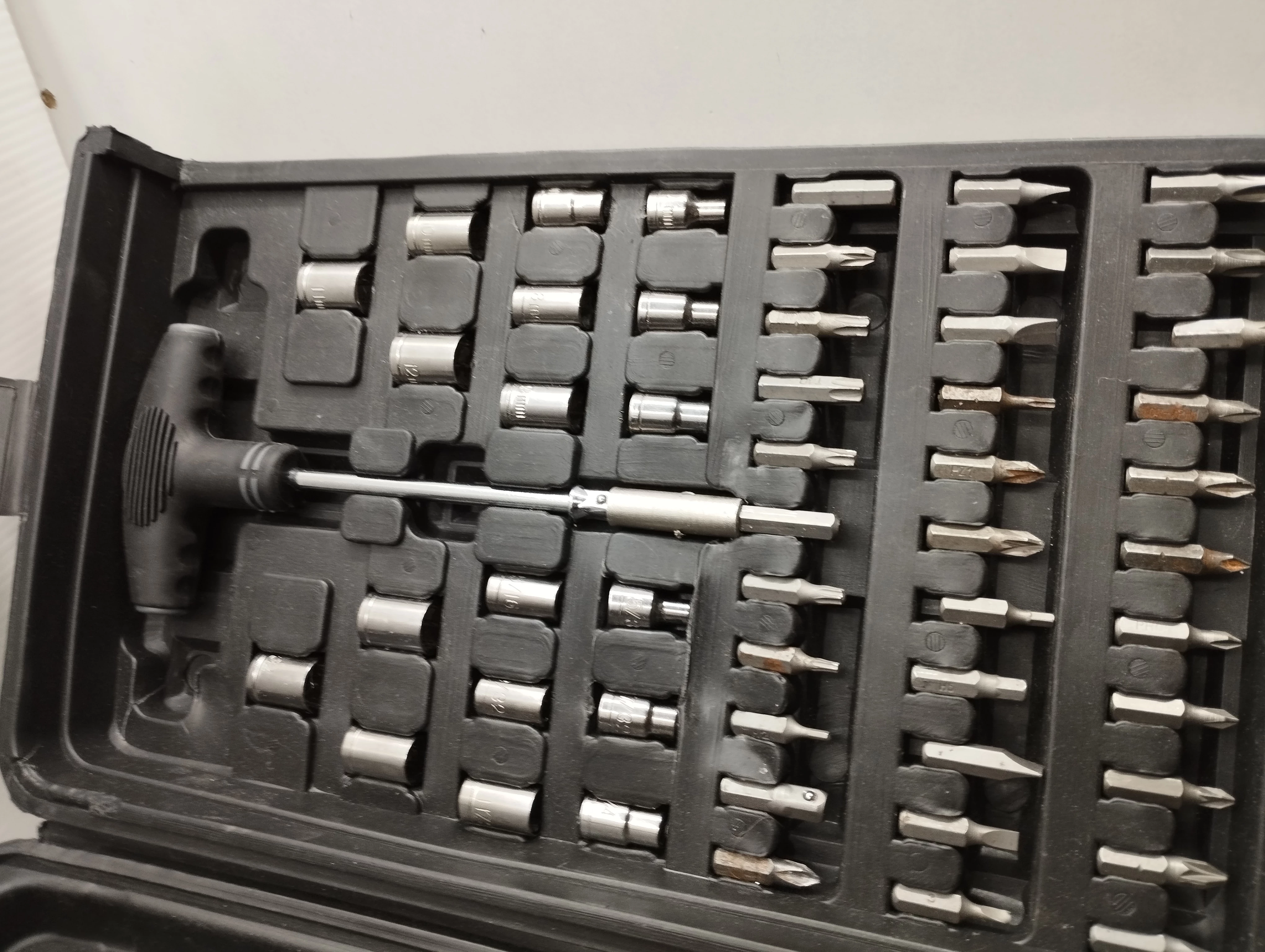 zestaw-wkretarki-max-dwie-baterie-wiertla-walizka-stan-11323-2