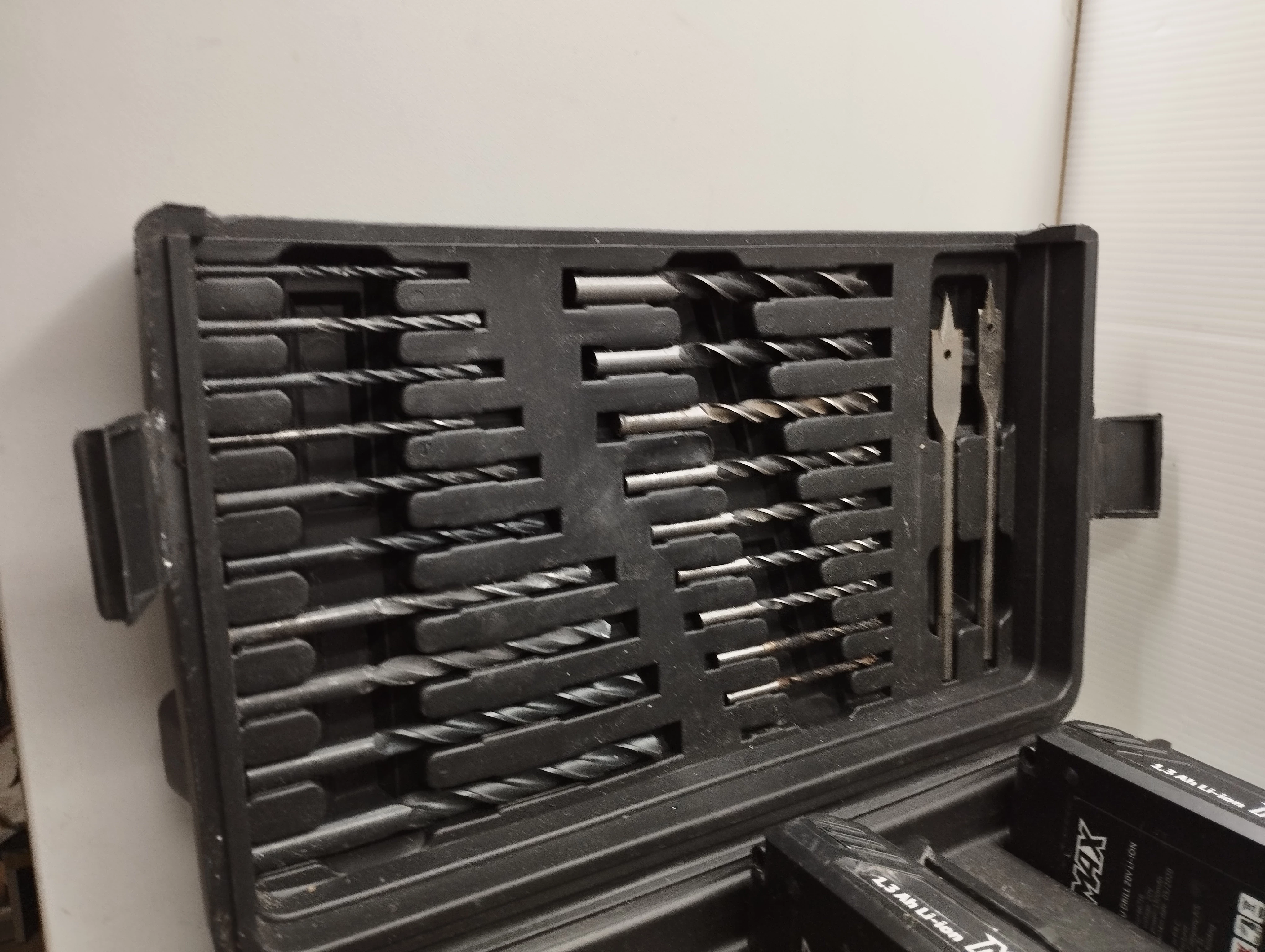 zestaw-wkretarki-max-dwie-baterie-wiertla-walizka-napiecie-v-128551-6