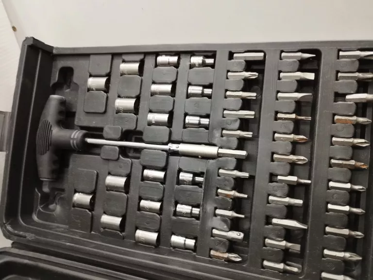 zestaw-wkretarki-max-dwie-baterie-wiertla-walizka-stan-11323-2