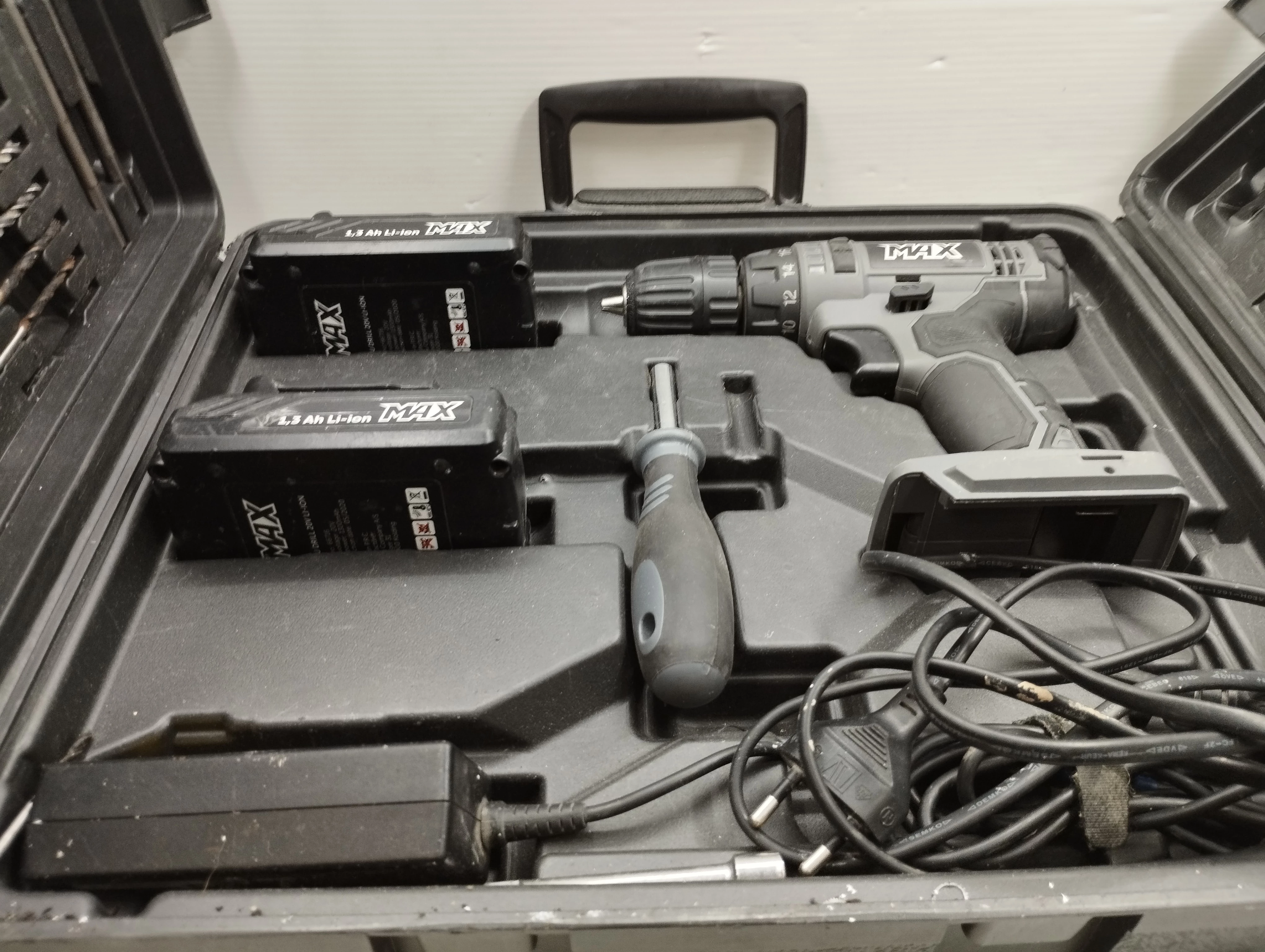 zestaw-wkretarki-max-dwie-baterie-wiertla-walizka-zielony-rynek-18-sj-wloclawek