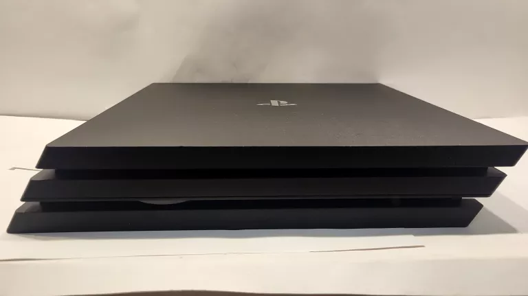 KONSOLA PLAYSTATION 4 PRO 1TB + PAD