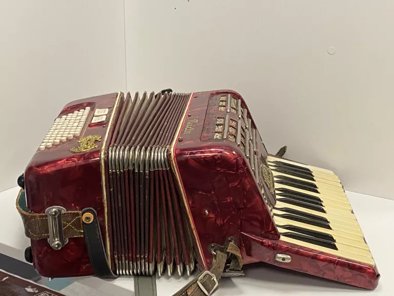 AKORDEON MERIDIAN 72  BASY