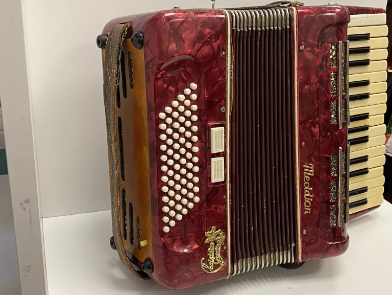 AKORDEON MERIDIAN 72  BASY