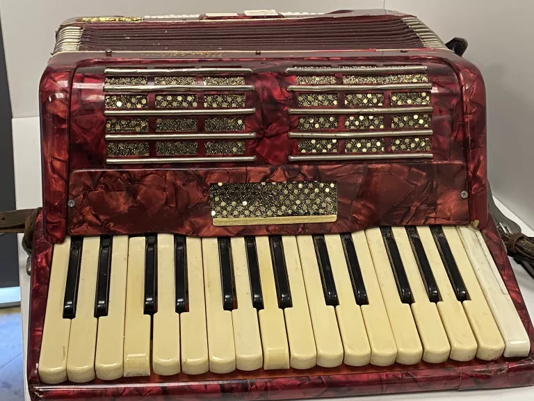 AKORDEON MERIDIAN 72  BASY