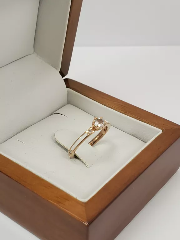 ZŁOTY PIERŚCIONEK BRYLANTY LEUKOSZAFIR 0,35 CT 375 R 5 1,81 G