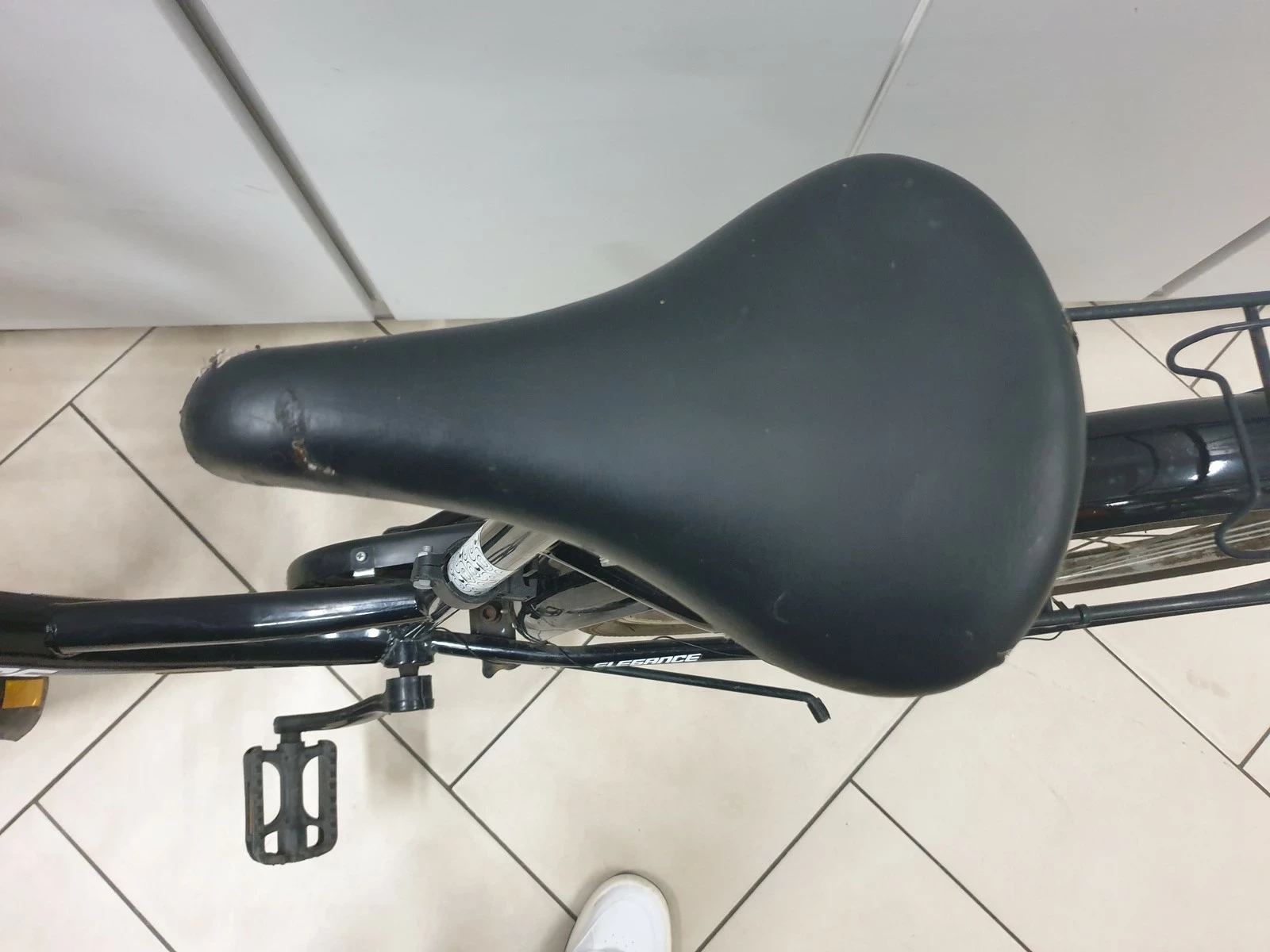 rower-miejski-damski-elegance-czarny-material-ramy-179-3