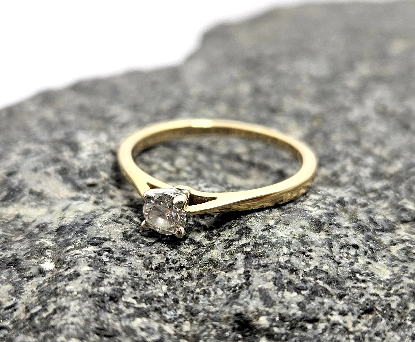 zloty-pierscionek-diament-018ct-585-129g-r8-material-15835-2