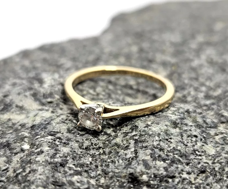 zloty-pierscionek-diament-018ct-585-129g-r8-material-15835-2