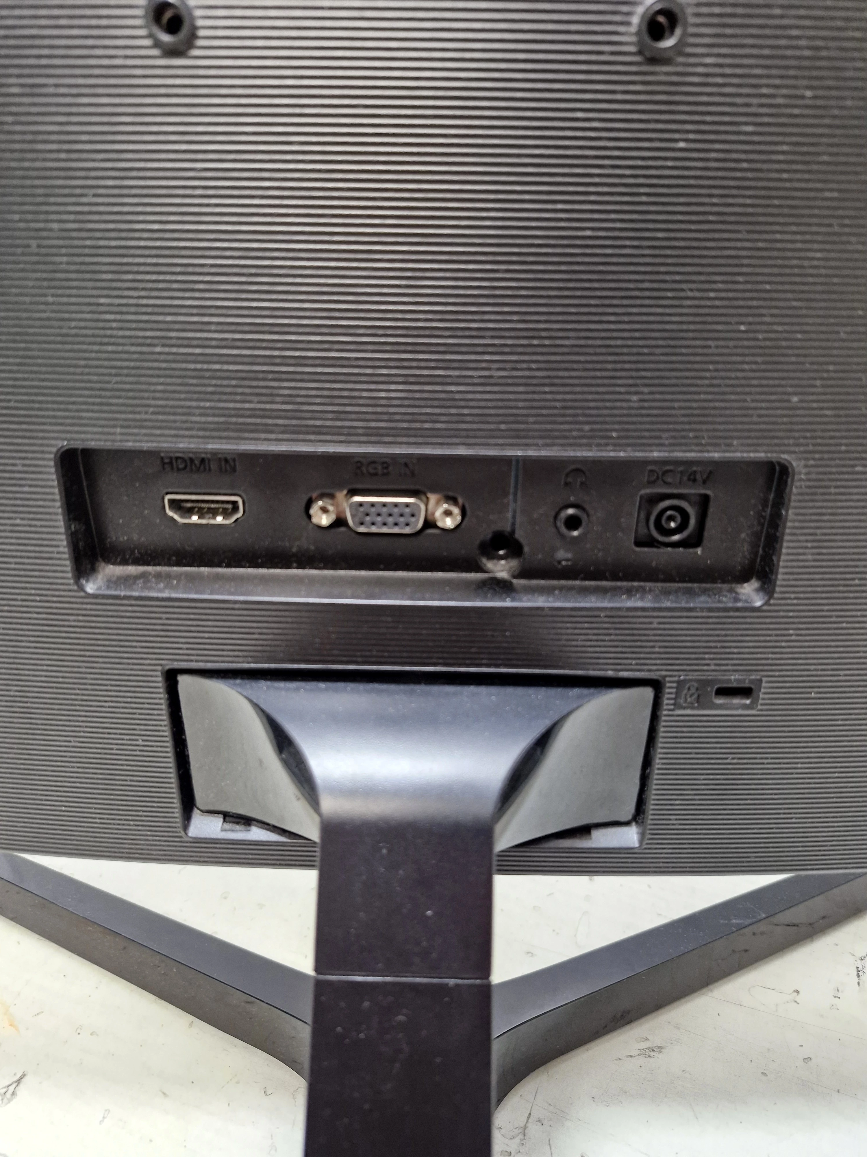 monitor-samsung-c27f396fhr-przekatna-ekranu-cale-2700