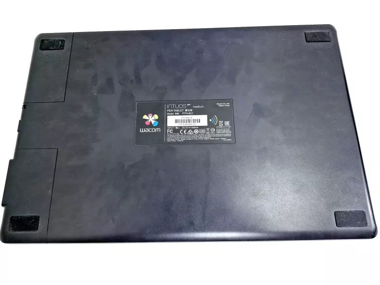 intuos-pro-medium-tablet-graficzny-dla-profesjonalistow-informacje-o-bezpieczenstwie-218669-1