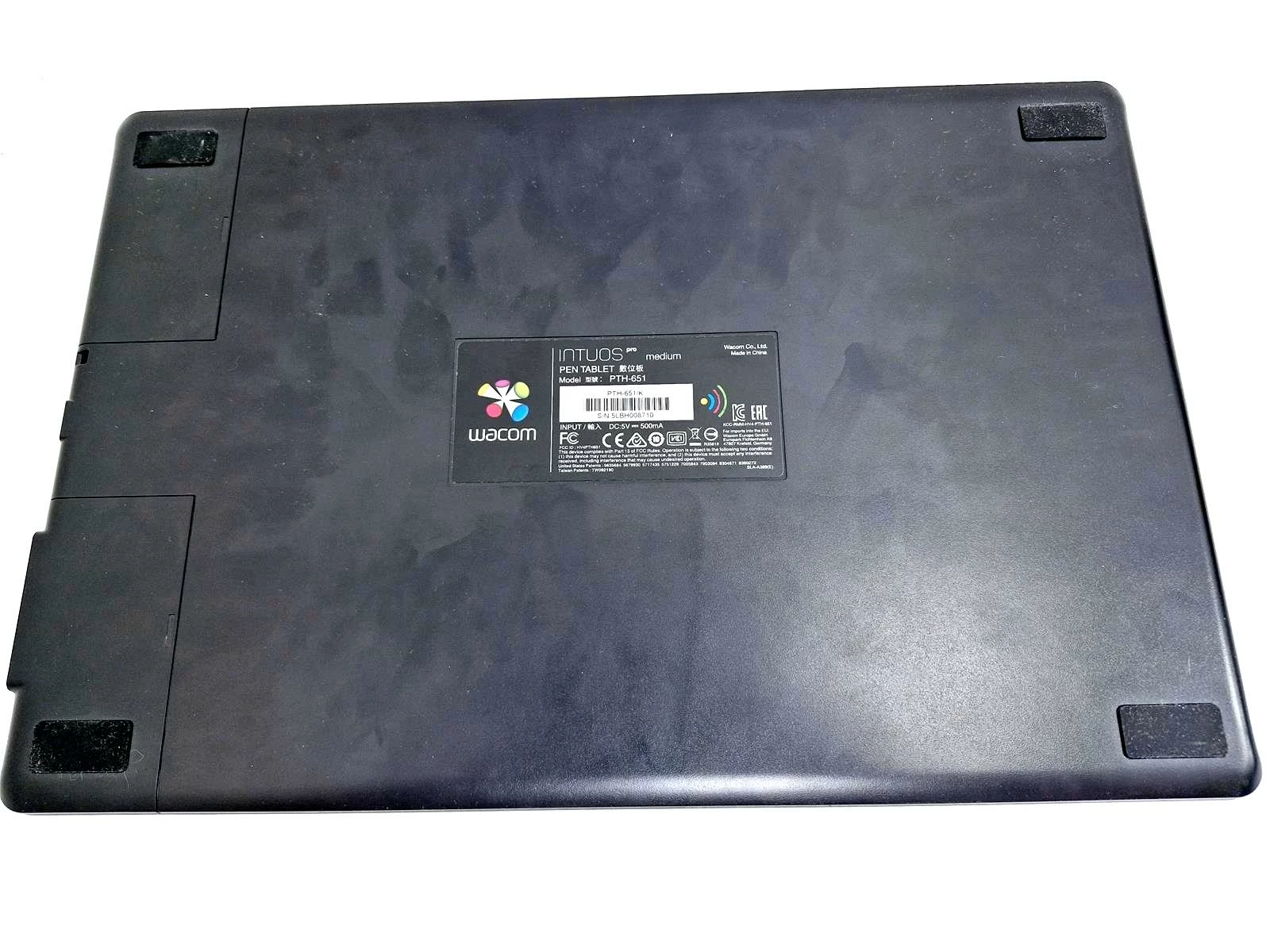 intuos-pro-medium-tablet-graficzny-dla-profesjonalistow-informacje-o-bezpieczenstwie-218669-1