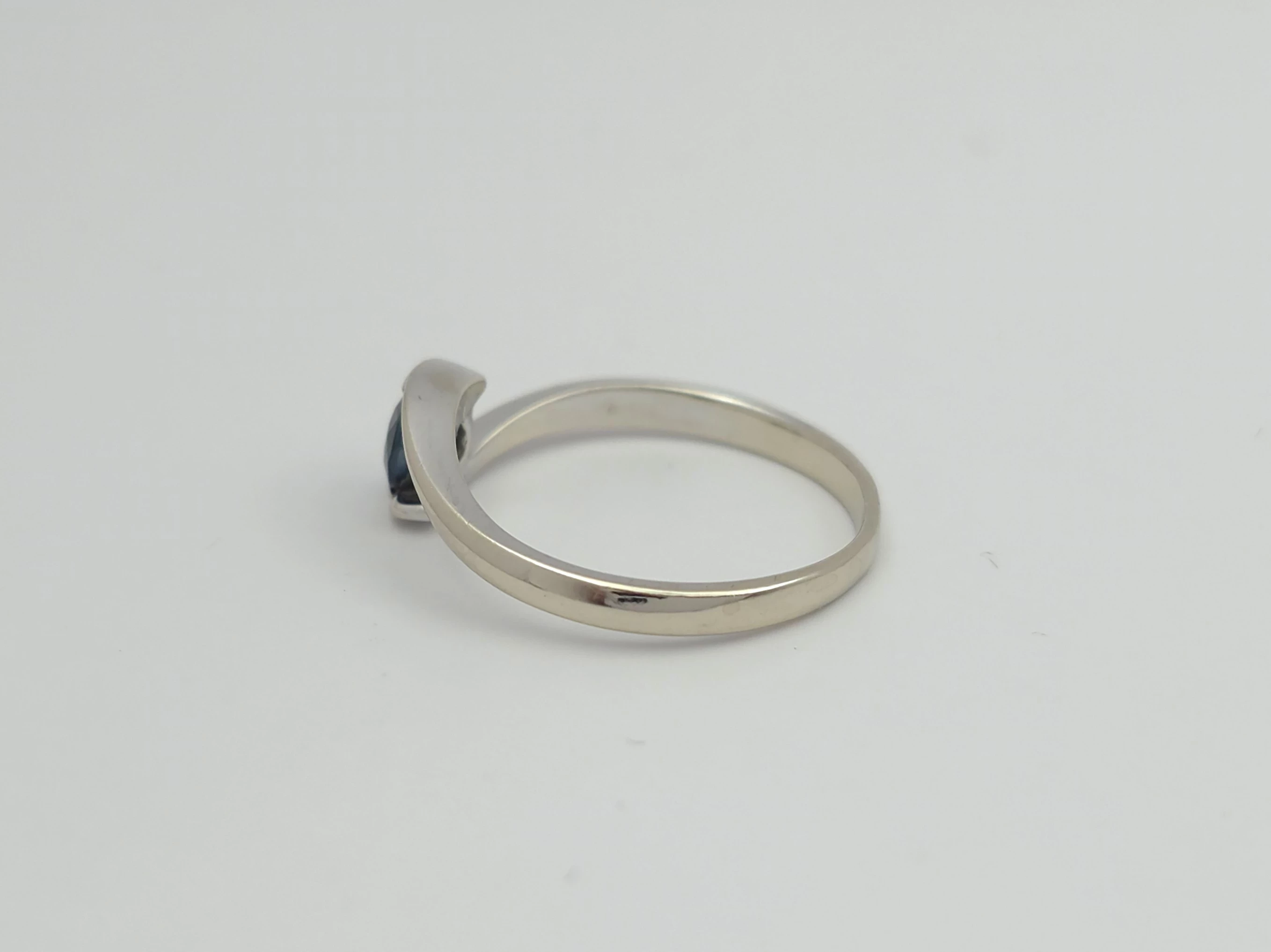 pierscionek-z-bialego-zlota-585-14k-r13-189g-rodzaj-2205-2