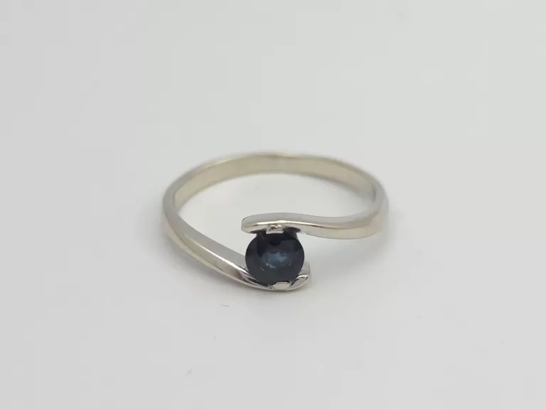 pierscionek-z-bialego-zlota-585-14k-r13-189g-ean-gtin-5900025448069