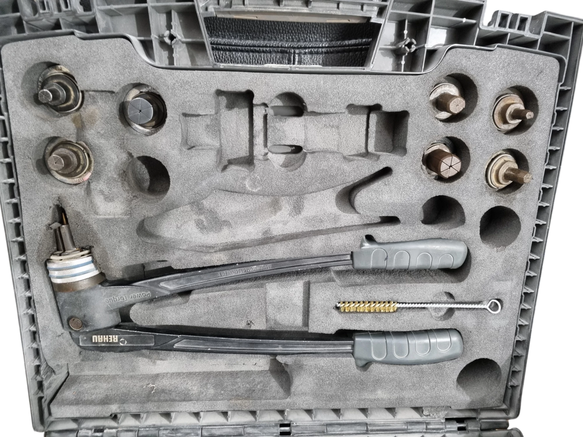 zaciskarka-kielichujaca-praska-rehau-stan-11323-2