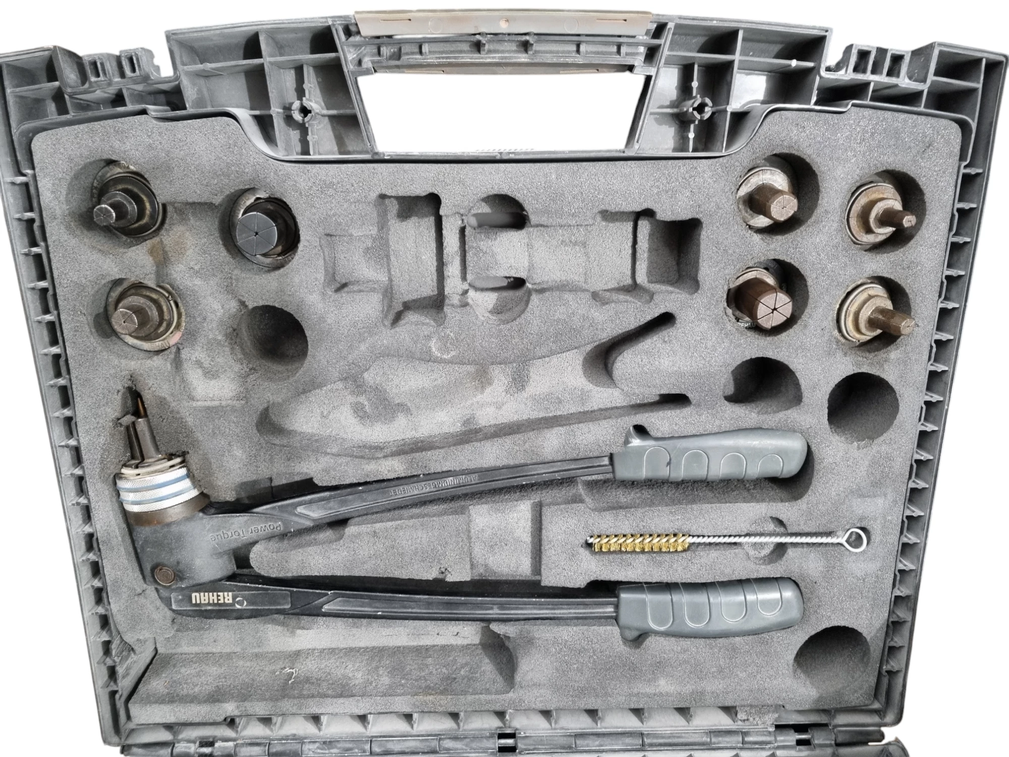 zaciskarka-kielichujaca-praska-rehau-maksymalna-srednica-szczek-3200