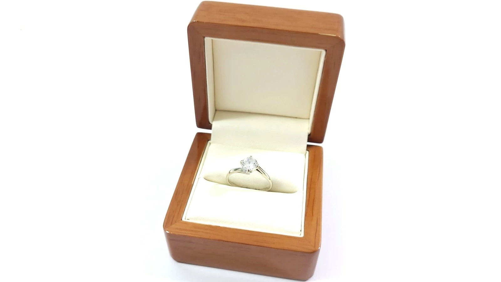 piekny-pierscionek-z-bialego-zlota-p333-194g-r13-ean-gtin-5903772050967