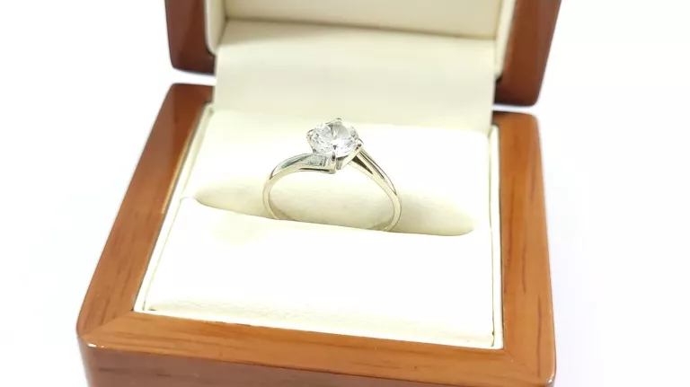 piekny-pierscionek-z-bialego-zlota-p333-194g-r13-kosciuszki-23b-malbork