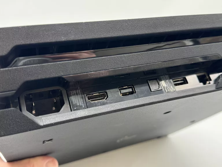 KONSOLA PS4 PRO 1TB 2 PADY / KABLE / WERSJA OPROGRAMOWANIA 12.00