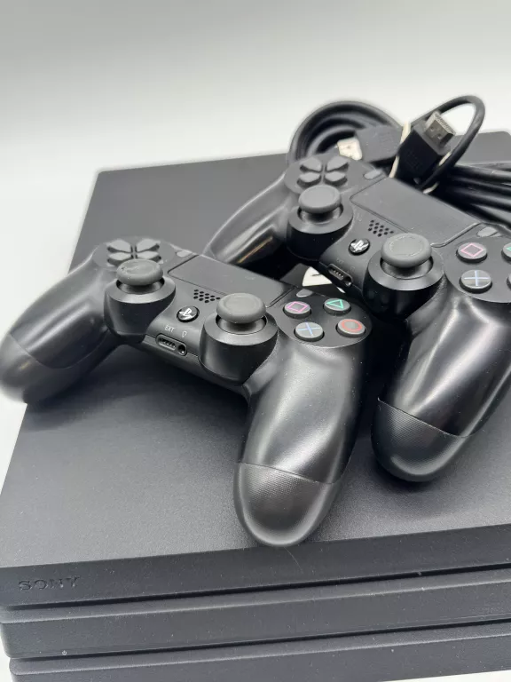 KONSOLA PS4 PRO 1TB 2 PADY / KABLE / WERSJA OPROGRAMOWANIA 12.00