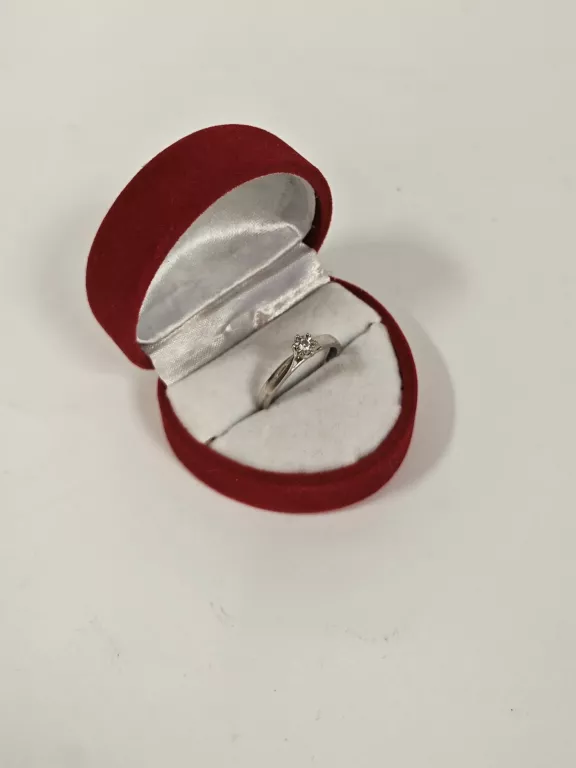 UROCZY PIERŚCIONEK Z BIAŁEGO ZŁOTA PR.585 W.1,79G R.11
