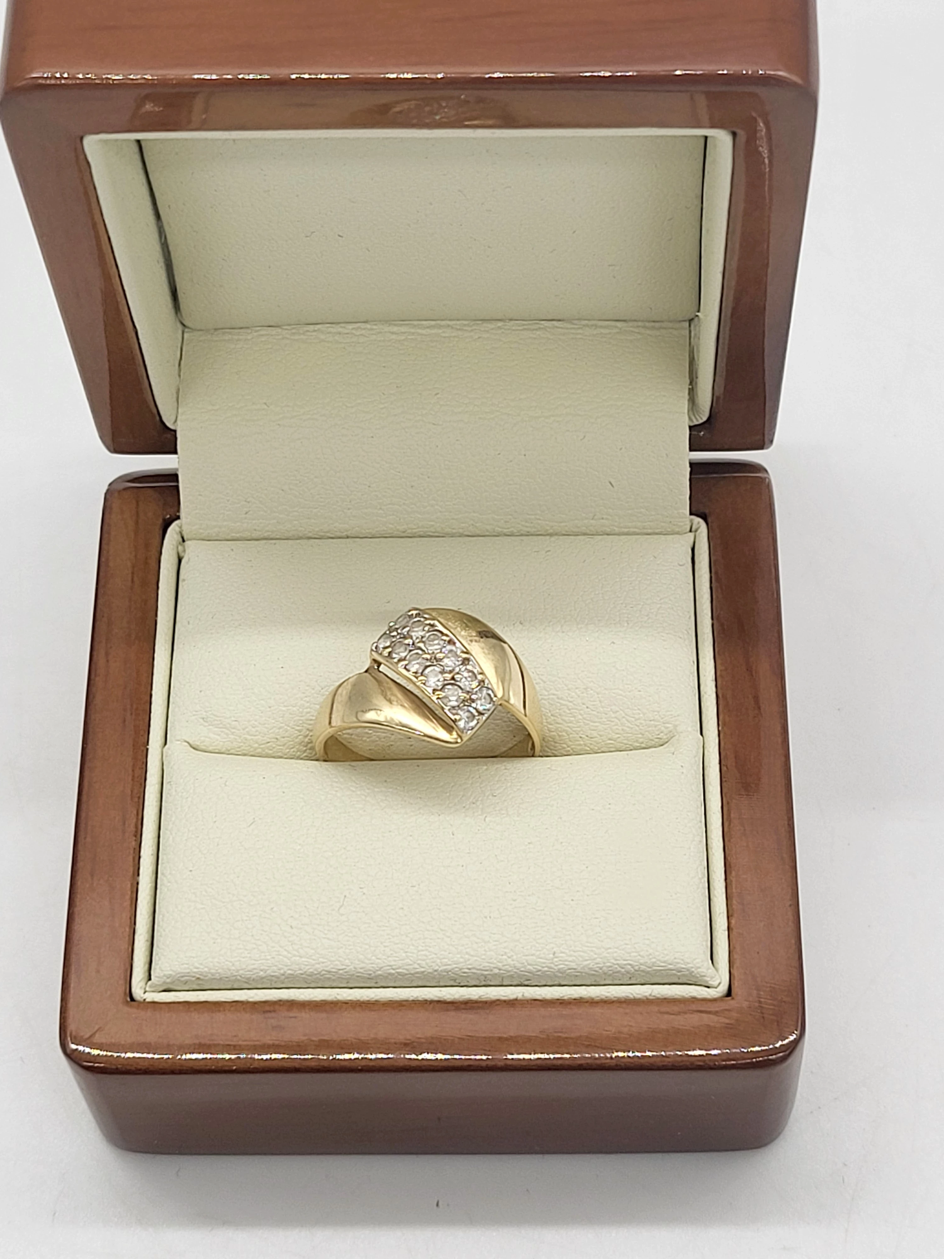 piekny-zloty-pierscionek-z-kamieniami-259g585r14-aleja-sw-jana-pawla-ii-252-kolobrzeg