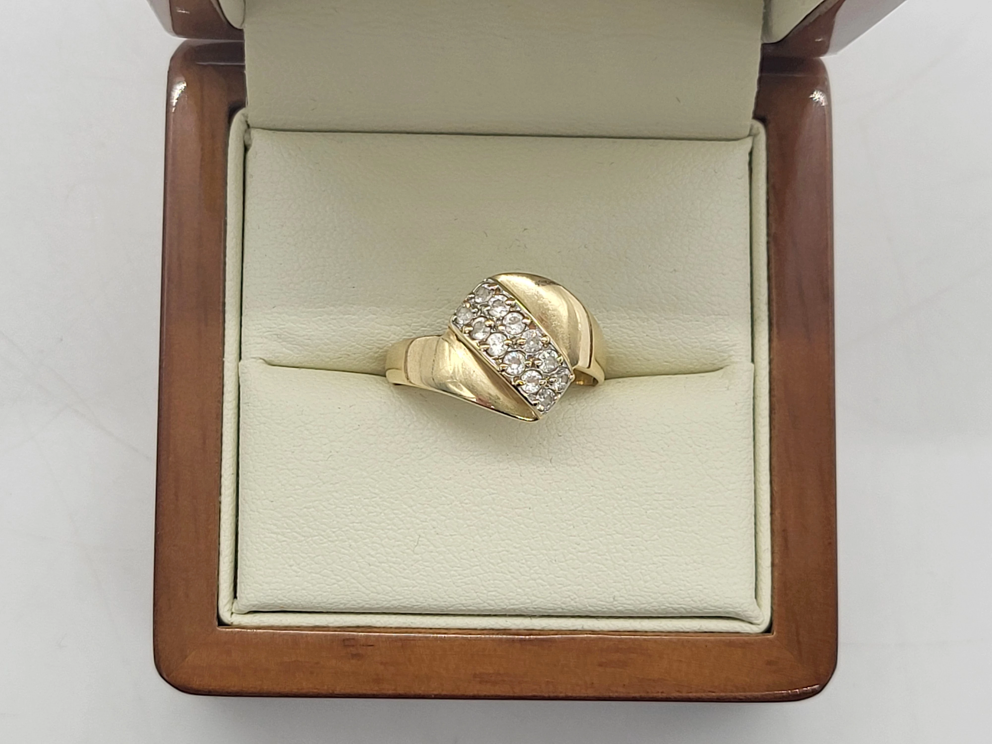 piekny-zloty-pierscionek-z-kamieniami-259g585r14-material-15835-2