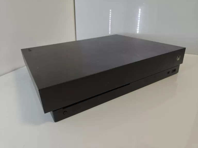 KONSOLA XBOX ONE X 1TB + PAD  OPIS!