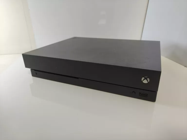 KONSOLA XBOX ONE X 1TB + PAD  OPIS!