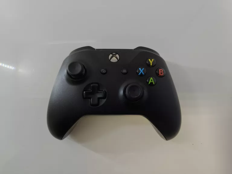 KONSOLA XBOX ONE X 1TB + PAD  OPIS!