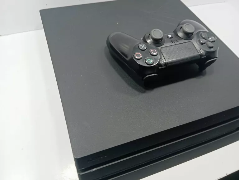 KONSOLA PS4 PRO Z SYSKIEM SSD 250 GB 1 PAD