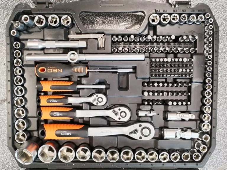 NEO TOOLS ZESTAW KLUCZY NASADOWYCH 216 EL. 1/2" 3/8" 1/4" WALIZKA STAL CRV