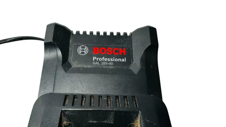 ŁADOWARKA BOSCH GAL 18V-40 STAN BARDZO DOBRY