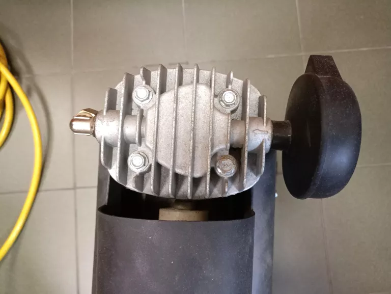 KOMPRESOR OLEJOWY SPRĘŻARKA 24L STANLEY FATMAX