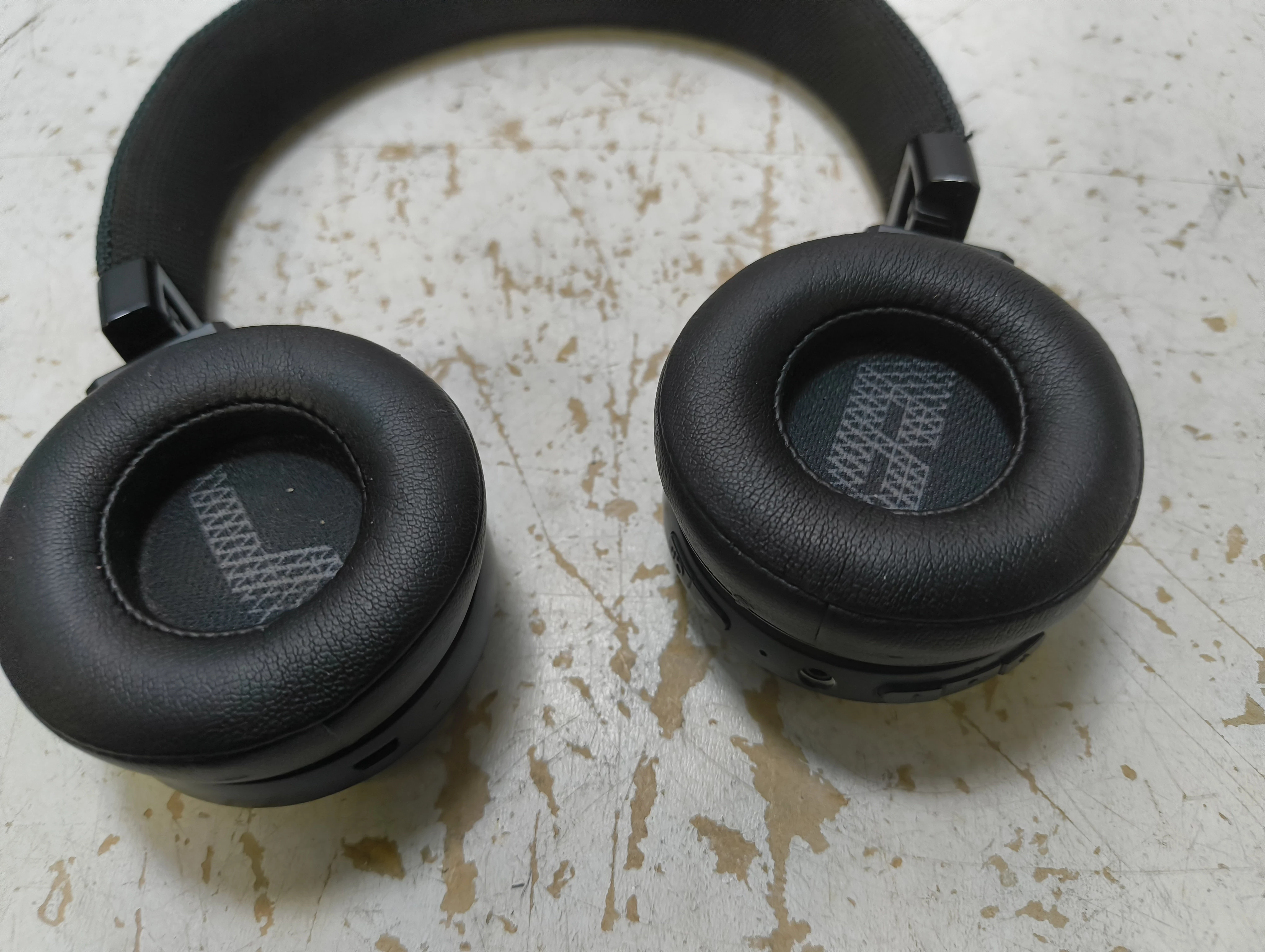 sluchawki-jbl-live-400-bt-marka-203745-217933