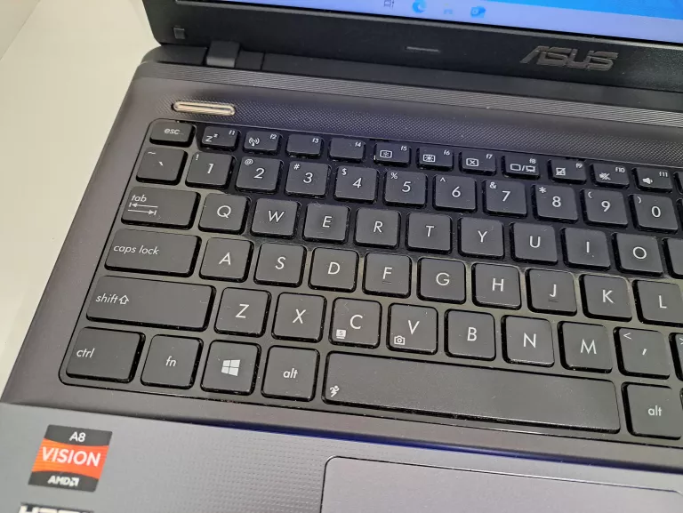 LAPTOP ASUS K55N 4GB/HDD 500GB/AMD-A8 RADEON GRAPHICS/WIN10