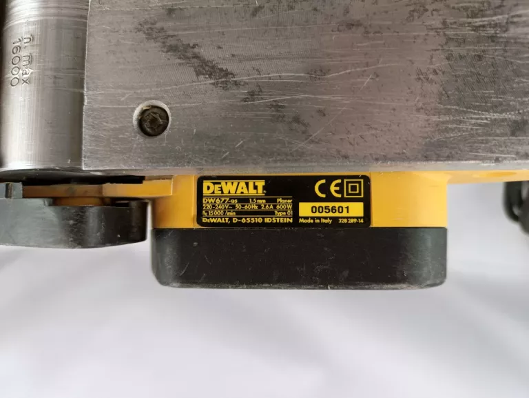 DW677 STRUG ELEKTRYCZNY DEWALT
