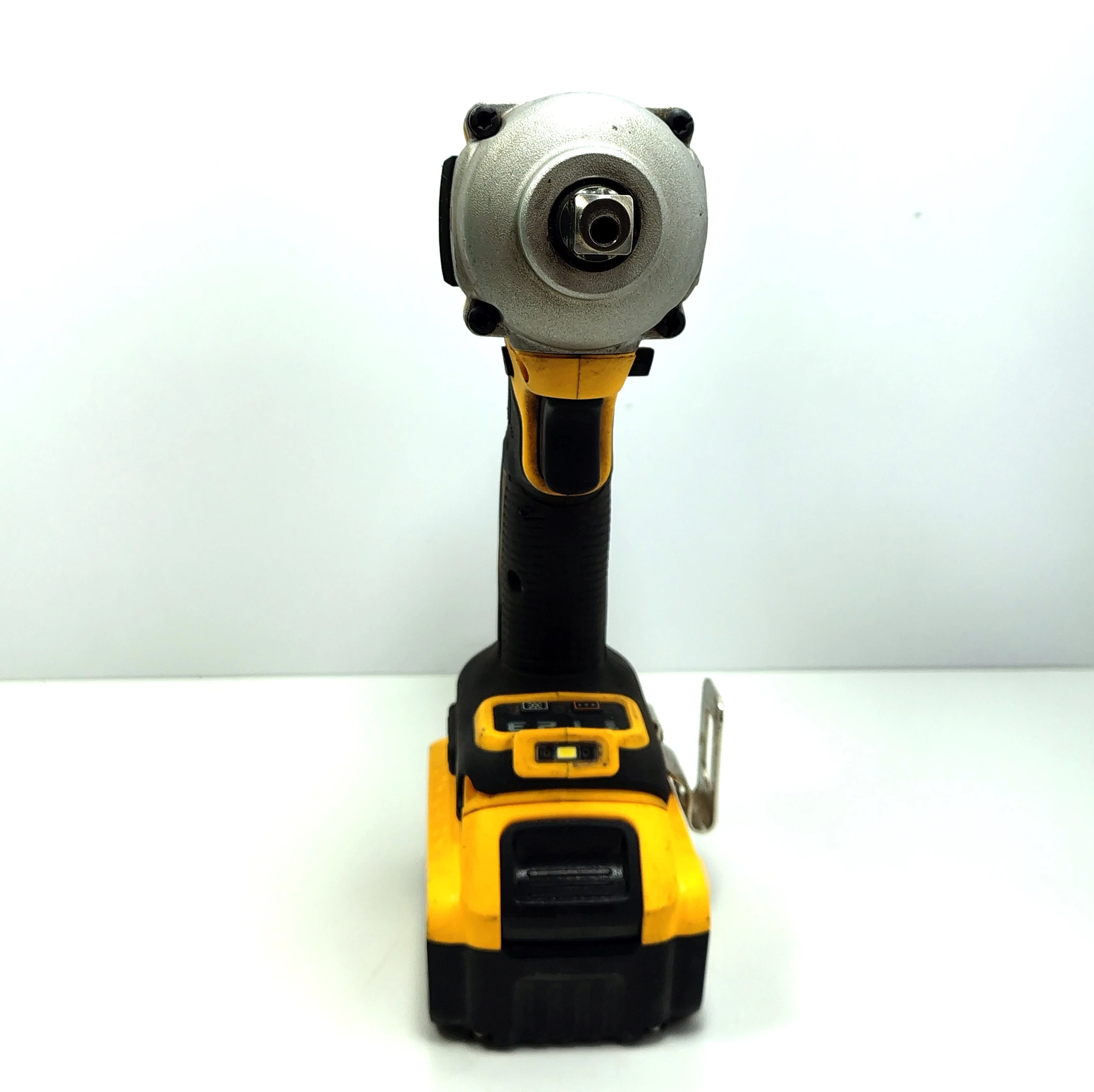 klucz-udarowy-dewalt-dcf-892-aku-lad-walizka-maksymalny-moment-obrotowy-800