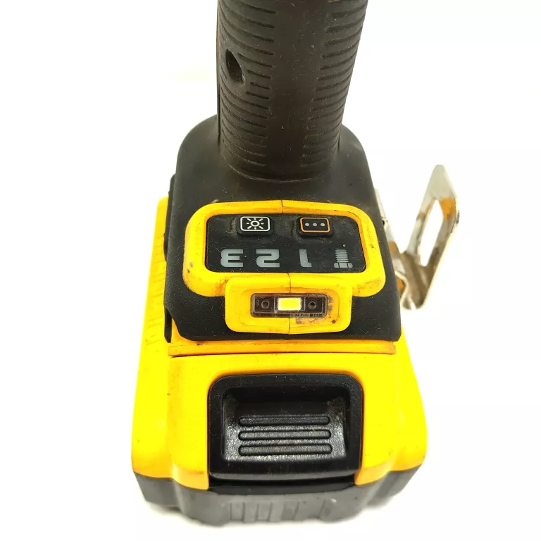 klucz-udarowy-dewalt-dcf-892-aku-lad-walizka-pojemnosc-akumulatora-500